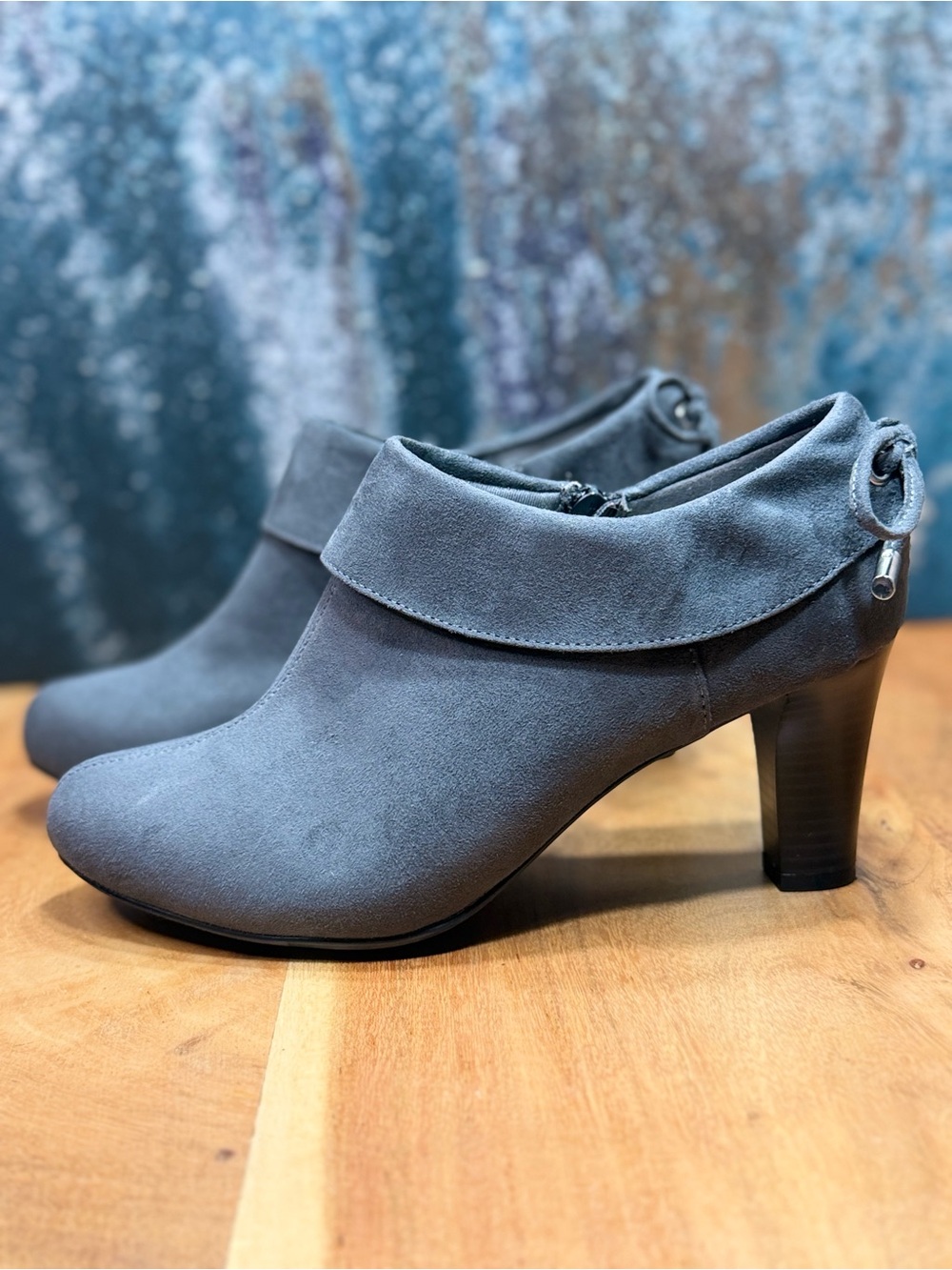 Coach and Four Modern Minimalist Gray Faux Suede Booties (VGUC)
